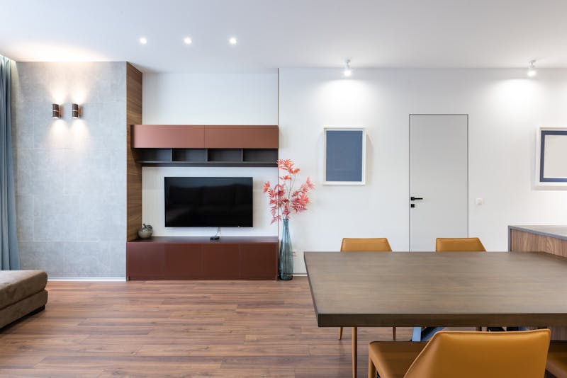 モダンリビングで稼働するロボット掃除機